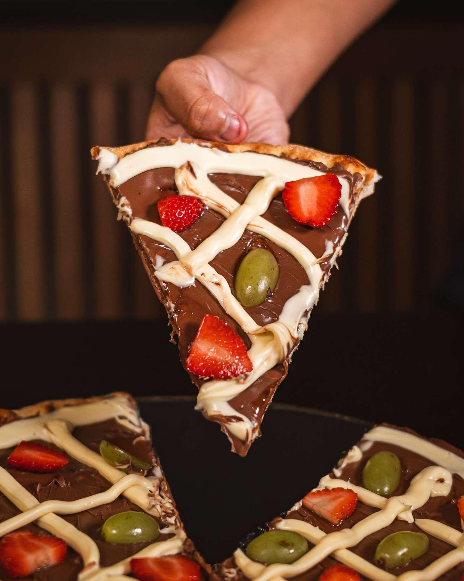 Pizza doce com chocolate e frutas